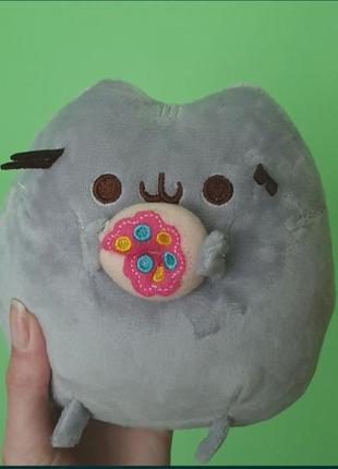 Пушин з маленьким пончиком pusheen cat
