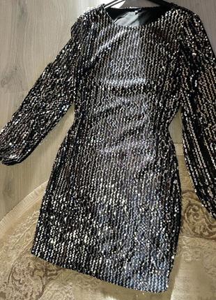Нарядна вечірня сукня в паєтки з обʼємними рукавами