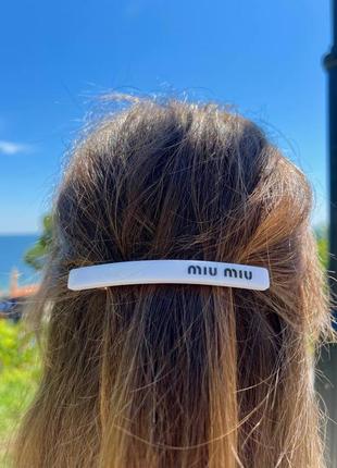 Брендова біла заколка для волосся