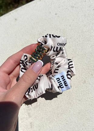 Бежева шовкова резинка для волосся