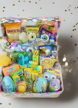 Солодкий бокс для дитячого свята, подарунок дитині, сюрприз коробка з цукерками та іграшкою