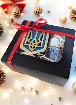 Ароматизатор в авто герб с запахом духов sauvage dior 10ml подвеска из дерева саваж диор герб украина тризуб