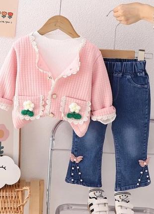 Стильный костюмчик 3-х к💕джинсы,белая кофточка -рубчик и пиджачок на пуговицах с цветочками
