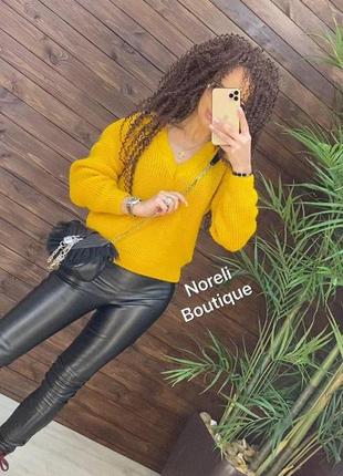 Стильный вязаный свитер с v вырезом