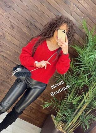 Стильный вязаный свитер с v вырезом