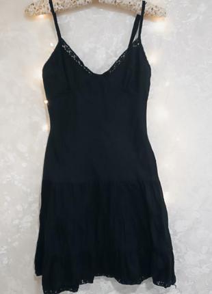 Маленька чорна сукня