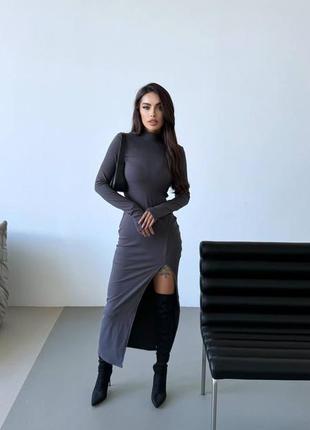 Базова тепла сукня з вирізом під пальчик