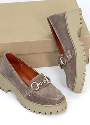 Классические замшевые женские туфли лоферы натуральная замша цвет молочный шоколад 39