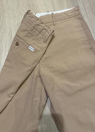 Брюки levi’s.