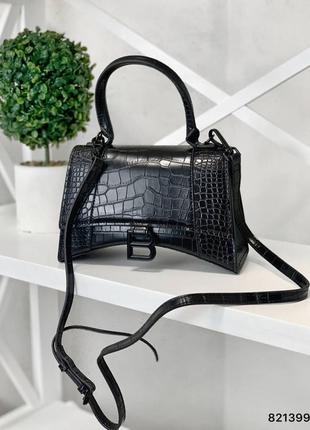 Черная кожаная сумка под рептилию кожа в стиле balenciaga