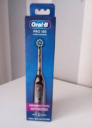 Электрическая зубная щетка oral-b