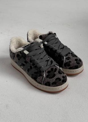 Зимові жіночі кросівки кеди адідас низькі пухнасті з хутром леопардові  сірі графіт на хутрі