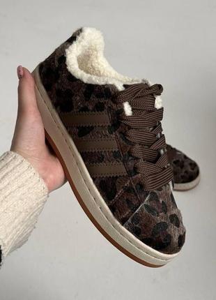 Зимові жіночі кросівки кеди адідас коричневі шоколадні низькі пухнасті з хутром леопардові на хутрі