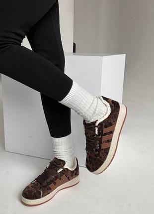Зимові жіночі кросівки кеди адідас коричневі шоколадні низькі пухнасті з хутром леопардові на хутрі