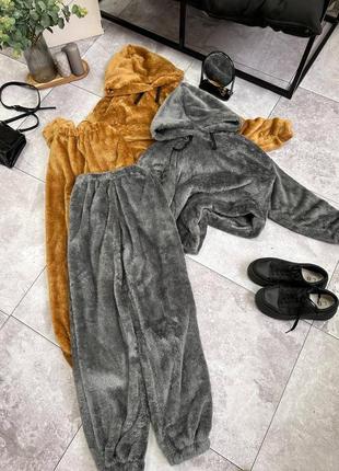 Теплий жіночий костюм