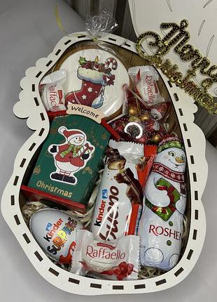 Новогодний подарочный бокс в деревянной коробке в форме санты с сладостями