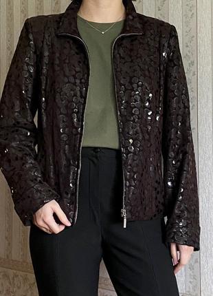 Кожаный жакет шоколадного цвета в паетку
