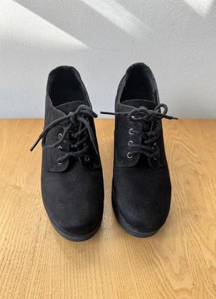 Замшеві черевички бренду new look