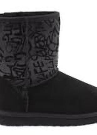 Чорні ugg графіті з надписами