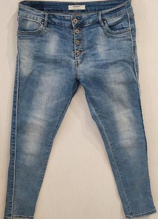 Стильные джинсы на пуговицах