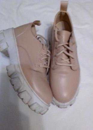 Туфли на грубой подошве.