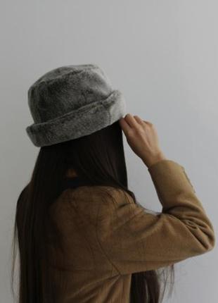 Актуальная шапка из искусственного меха,в красивом сером цвете,