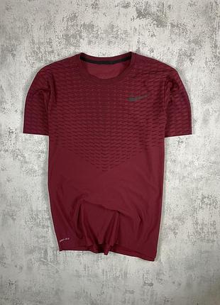 Бордова футболка Dusk nike з чорним swoosh — стримана класика для стильних образів!