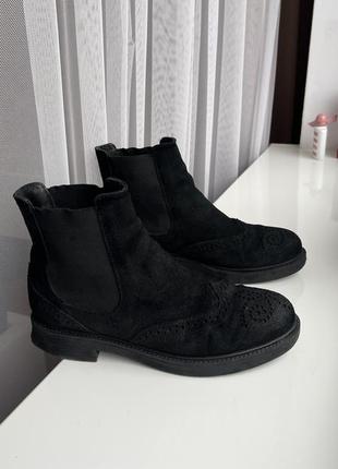 Ботінки замшеві челсі демісезон ботінки чорні на резинці з візерунком натуральний замш