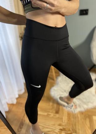 Черные спортивные лосины капри nike