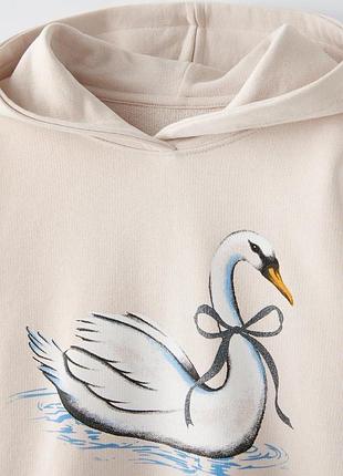 Укорочений худі з лебедем zara 2