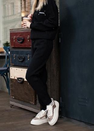 Белые кроссовки в леопардовый принт