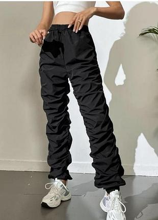 Стильные баллоновые спортивные штаны собраны по бокам