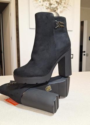 Жіночі замшеві  черевики ботильйони