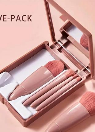 Набір овальних пензлів для макіяжу у футлярі