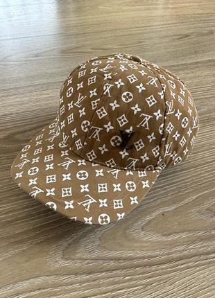 Мужская бейсболка с металлической застежкой louis vuitton