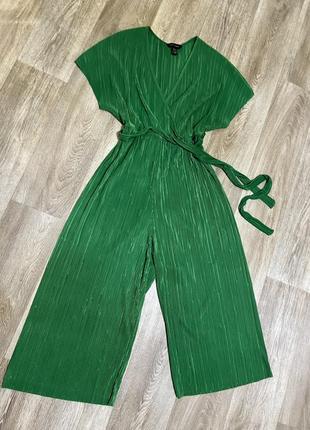 Зелений плісирований комбінезон укорочений літній із штанами палаццо на поясі з v-подібним вирізом вільний легкий new look 💚