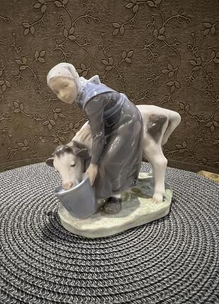 Статуэтка фарфоровая женщина доярка доит корову royal copenhagen 779