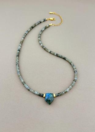 Колье из лабрадорита с яркой вставкой из лабрадорита