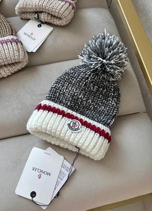 Брендовая зимняя шапка в стиле moncler