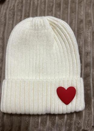 Белая шапка с  сердечком