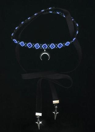 Тонкий стрічковий гердан з лунницею і блакитним орнаментом прикраса на шию