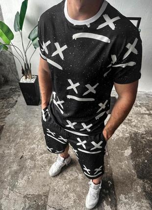 Черно-белый спортивный костюм