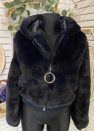 Коротка шуба тедді темно-синього кольору з капюшоном
