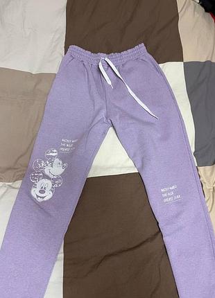 Брюки фиолетового цвета с мини маусом