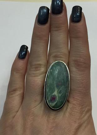 Рубин в породе фуксит кольцо овальное с рубином в фуксите 17,3 размер природный рубин в серебре индия5 фото