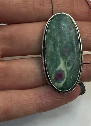 Рубин в породе фуксит кольцо овальное с рубином в фуксите 17,3 размер природный рубин в серебре индия