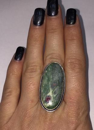 Рубин в породе фуксит кольцо овальное с рубином в фуксите 17,3 размер природный рубин в серебре индия3 фото