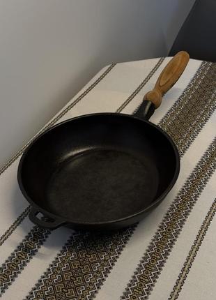 Чугунная сковородка