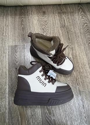 Новые зимние кроссовки!
цвет шоколадно-бежевый.39
стелька 25 см.