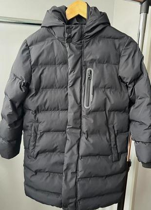 Удлиненная куртка пуховик на теплой мягкой флисовой подкладке.